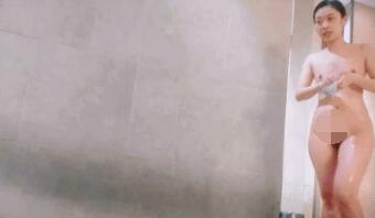 3月最新流出❤️重磅稀缺大神高价雇人潜入❤️第26期几个拿着手机四处走动的妹子