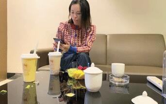 2023-4-2【瘦猴先生探花】良家人妻少妇返场，扒掉牛仔裤摸穴，穿着高跟鞋爆插，骑乘位打桩机高潮喷水