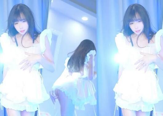 《最新顶流㊙️网红泄密》千元定制B站颜值热舞主播极品女神嫩妹【咬一口兔娘ovo】金主私定~流行BGM脱衣裸舞~绝对带感