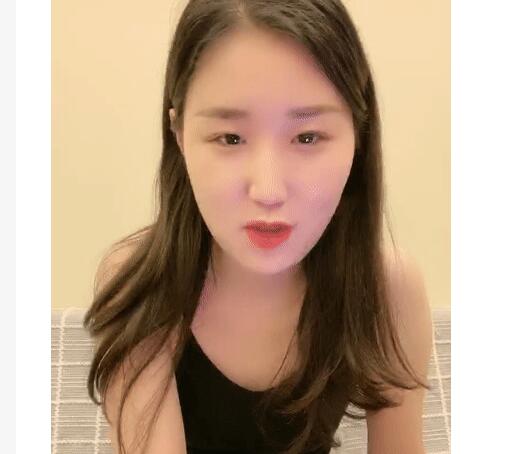 文静甜美小姐姐！被炮友各种玩弄！黑丝大长腿，手指扣多毛嫩穴，沙发上骑坐抽插，不尽兴振动棒伺候