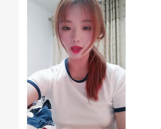 梨乃❤️：精致的小太妹，卡哇伊，三点大秀，粉色肉棒插入小森林，一汪水喷出来！