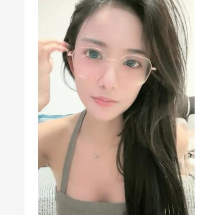 极品尤物网红女神！性感极品美腿！大黑牛自慰，翘起双腿震动，低低呻吟好爽，搔首弄姿