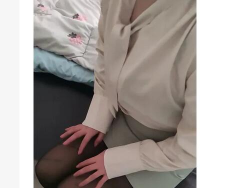 『善良的小嫂子』乱@伦新作>嫂子说胃疼 接回家后 发现嫂子就是发情了