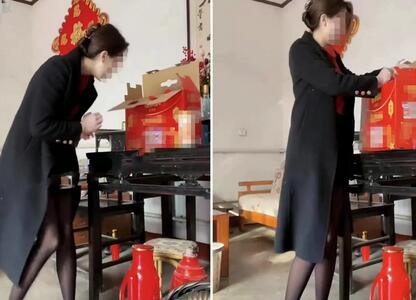 海角社区高中小哥和空姐妈妈母子《我的艳母是空姐》❤️发现妈妈手机里的艳照后，强上了妈妈