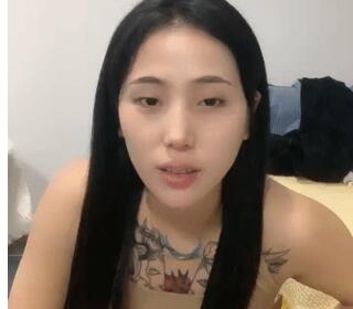 胸前漂亮纹身女神！新人下海操！灵活舌头舔屌吸蛋，拉开窗帘窗边操，后入结实大屁股