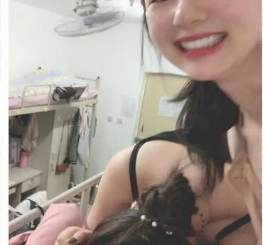 《极品TP✅魔手☛外购》女人坑女人系列！渣女真实偸拍宿舍姐妹露点不雅行为视频换钱~波霸女给大奶子做抹油拍打保养