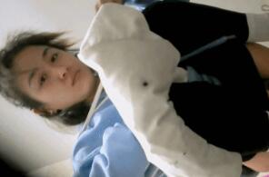 四月最新私房大神隔墙有眼❤️原创CP便秘的瑜伽裤女生手扣