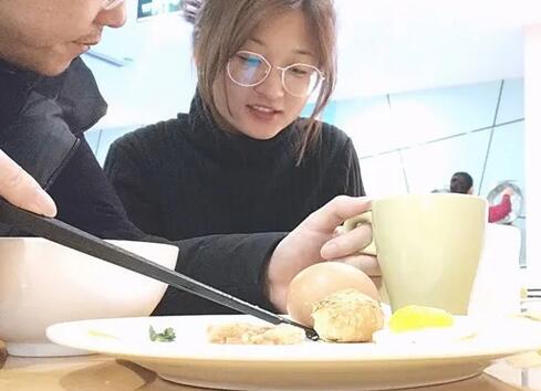 胡子大叔酒店约炮大二学妹⭐先去吃个饭再去啪啪⭐动作太激烈把妹子屎都要干出来了要上厕所完美露脸