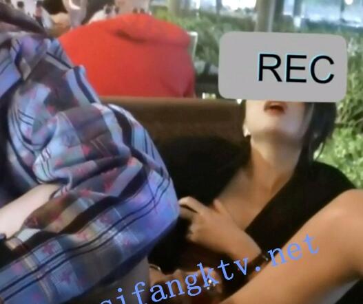 【小鲸鱼】4月底最新露天餐吧露出 酒店遛狗公厕PUA