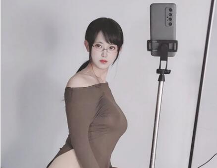 这里是电爪，可爱的男孩子一枚❤️白色毛衣，很顶的伪娘，诱惑力很强，好想透她逼