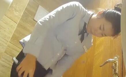 酒店绝佳角度多位美女服务员的小嫩鲍