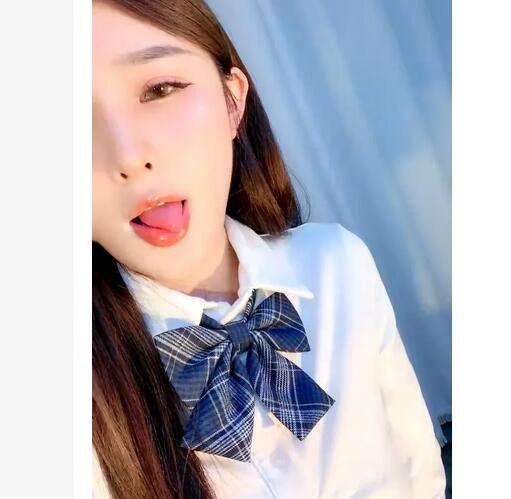 极品尤物女神模特下海大秀直播，完美好身材玩弄奶头，坐插道具蹂躏逼逼，浪叫呻吟看着好刺激，精彩不要错过