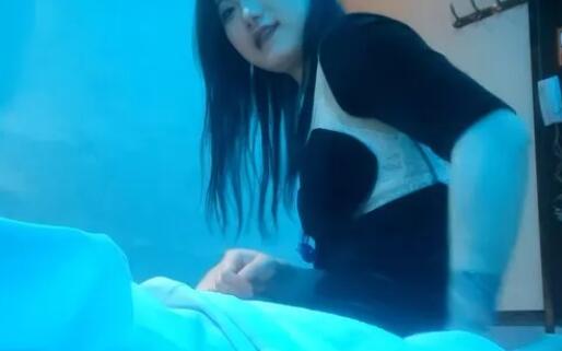 2023.5.3，【老默爱吃鱼】，按摩店来了新美女，小姐姐几下忽悠露出美丽乳房，抠捏调情，对白精彩刺激