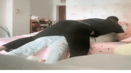 2023.4.28，【佳人有约】，尿哥最新猎物，离异人妻家中干炮，无套内射粉逼，附撩骚记录，真精彩