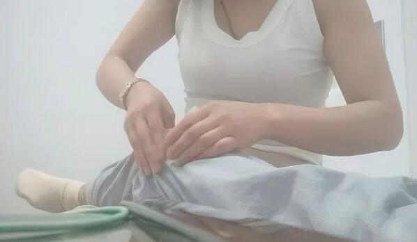 .5.5，【小辉探花】，按摩店忽悠人妻，打飞机不过瘾，脱掉裤子主动坐上来，大奶子狂甩玩得花