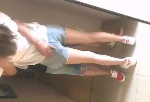 小哥去美女同事的家里打炮⭐身材好BB又紧⭐连干两炮完美露脸