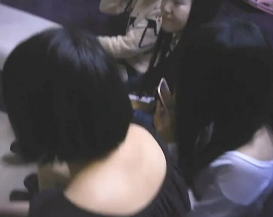 贵在真实⚡嫖C达人城中村路边店吃快餐声音甜美颜值不错的蝴蝶b小美女被搞的喊疼⚡先吹后床被干的哐当响对话精彩