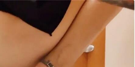 cp狂人直接把手机伸到高跟美女 下面对着拍⭐B的褶子都拍的一清二楚