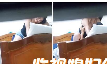 老公出差不放心家里的漂亮媳妇偷偷装了个监控监视媳妇，没想到竟发现媳妇和兄弟在家乱搞