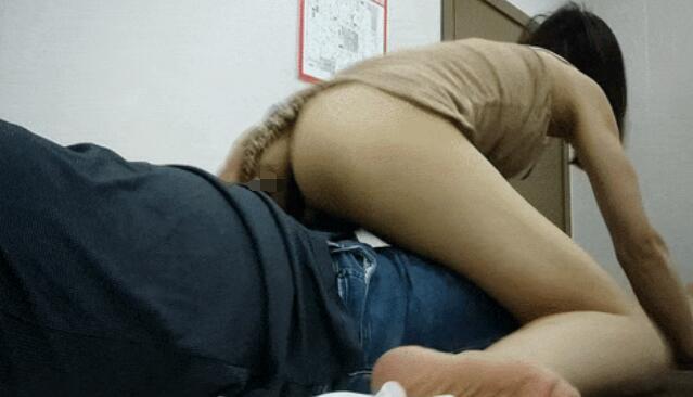 2023.5.13，【探沐足】，漂亮短发小少妇，超会玩又骚，满足了自己的欲望，黑森林水汪汪主动插入