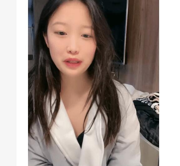 新人下海美女！外表甜美酒店开房！收费房开操，骑脸插嘴振动棒插穴，叫起来好骚，大肥臀后入很Q弹