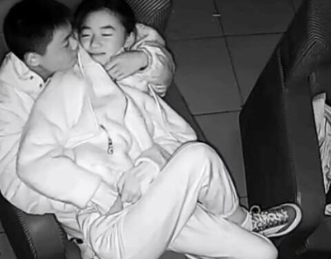 ❤️ 学生情侣逃课在网吧包厢 偷吃禁果行为生涩