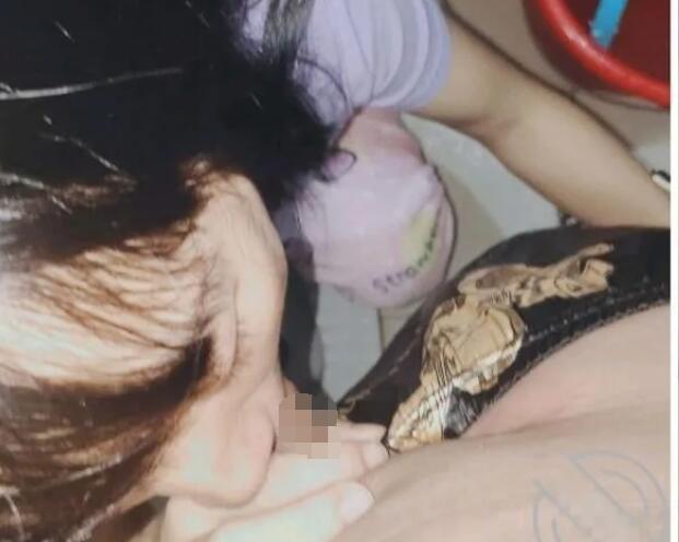 自称原创大神玩的属实大胆~趁老婆睡着了和她表姐在厕所xx~还在客厅干过三人还能坐在一起和谐的吃饭