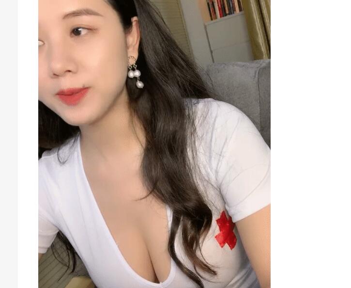 9分颜值气质美女！炮友又来操逼了！性感大奶吊带白丝，乳推吃大屌，大肥臀骑乘位扭腰