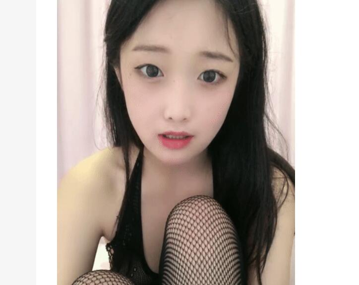 近期下海甜美少女！连体网袜开档美臀！第一视角后入，屁股扭来扭去