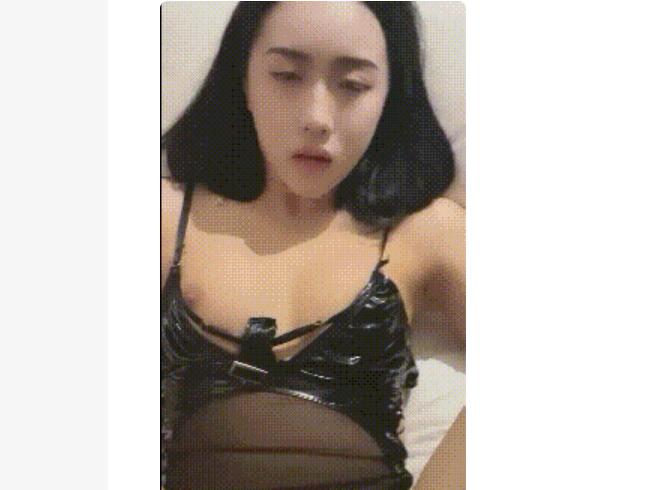 高颜值黑丝伪娘足交啪啪 走的时候把丝袜留给我 好 舒服吗 舒服 表情真妩媚 黑丝漆皮内衣操起来真带劲