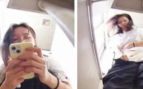 ✅校园全景后拍女同学下课后蜂拥来上,每个鲍鱼都是鲜嫩欲滴的粉红色