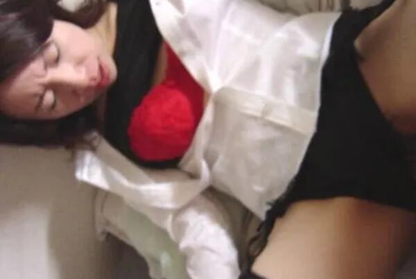 欲旺盛的小伙未婚妻刚下班工作服还没换就开干