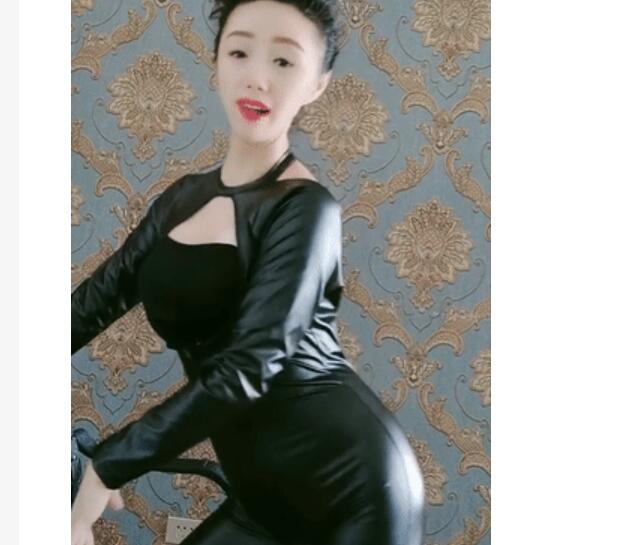 街上回头率高的熟女，这般风姿绰绰♈阴毛是那么旺盛，自w插得十分给力