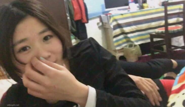 【流出】年轻情侣卧室激情爱爱自拍 从床上干到地板