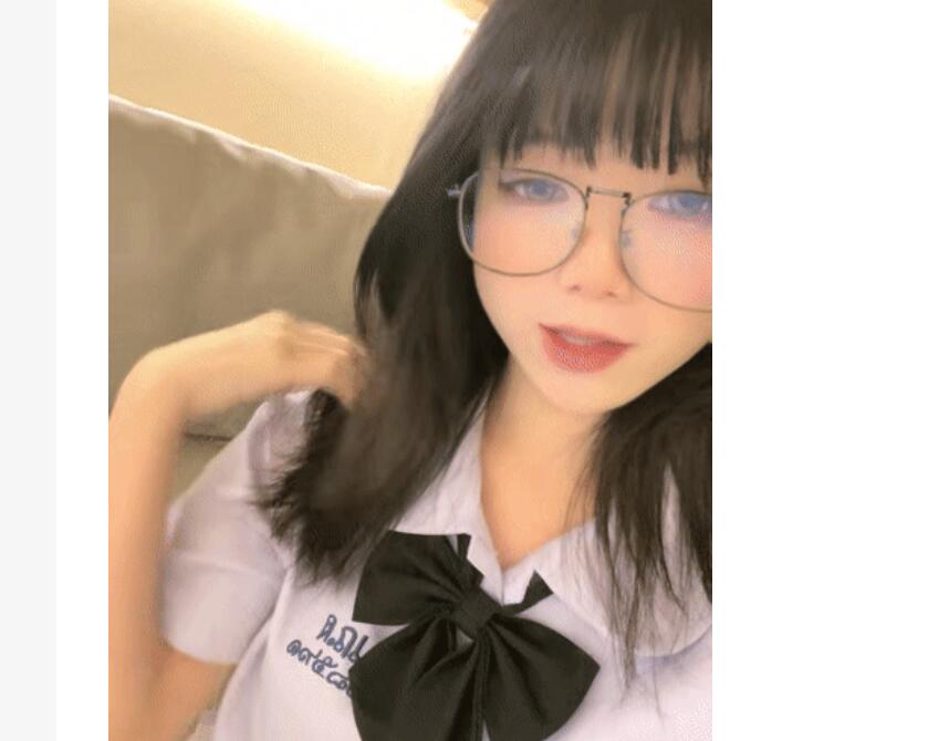 卡哇伊眼镜美少女！JK装撩起裙子！跪在沙发翘起屁股，小穴还塞着跳蛋，说话嗲嗲娇喘，手指插入扣弄