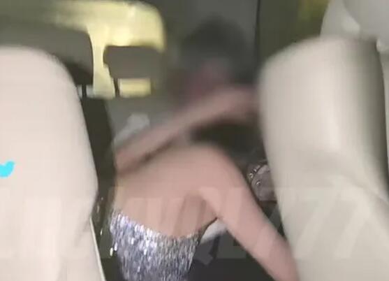 当着代驾在后排口交 小哥看呆了！一起弄女神高潮不断