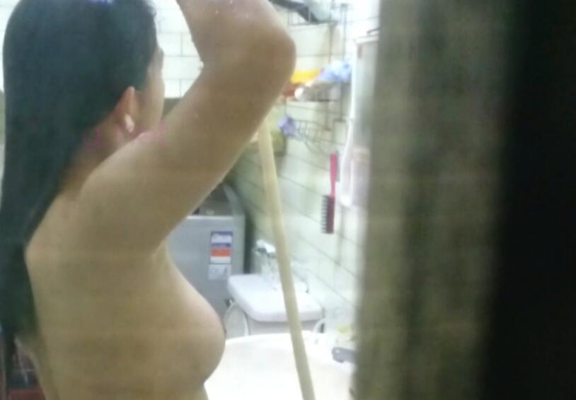 Q兄原创~费了很大的功夫tp住在隔壁性欲很旺的大学生妹子洗澡~前凸后翘超过D罩