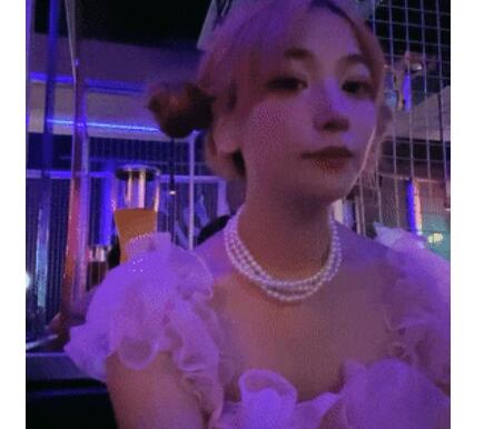 ⭐⭐⭐和几个舔狗线下见面，火锅店内开干，【乔宝快喷啊】，厕所大炮，酒吧和户外自慰喷水，，牛逼牛逼~