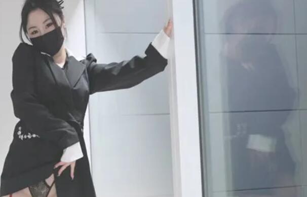 Onlyfans极品白虎网红小姐姐NANA⭐吊带黑丝-房产经纪人的情趣内衣