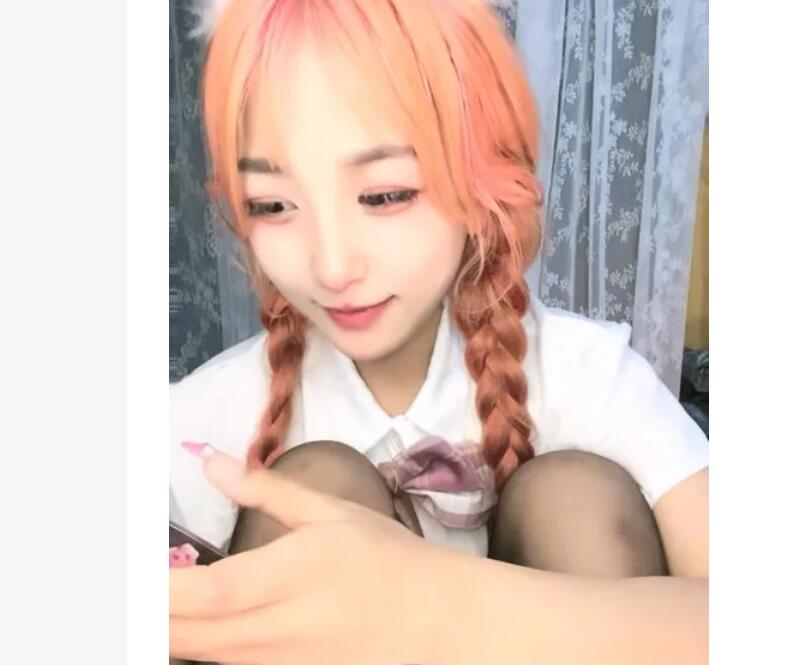 【超人气❤️少女】乔宝✨ 6.17最近很火的高颜值露出勾搭母狗学妹 边跟闺蜜通话边玩 阳具抽插滋滋水 潮吹狂喷汁液、