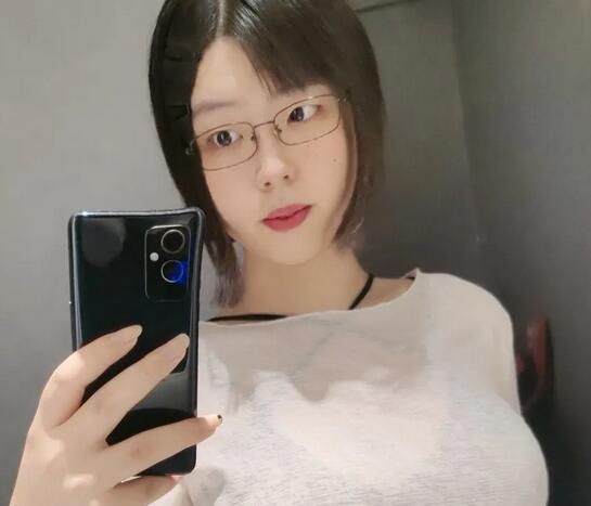 艾萝 Ero – ♈ 全裸去保安那边问路，可惜人家tmd不告诉我，好失败。。难道是我不够性感吗