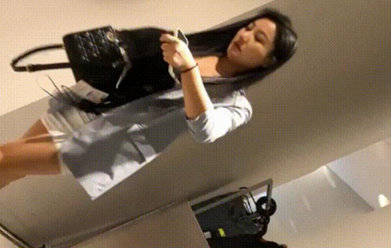 导购一边陪同美女客户选衣服 一边偷拍 没想到美女这么骚 这么短的包臀裙里面竟然没穿内裤 一大撮阴毛露出