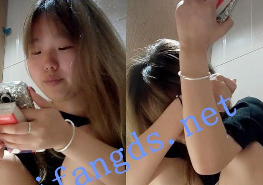 ❤️【c拍】全景前拍 精神小妹多天撒尿 拉屎又细又长！