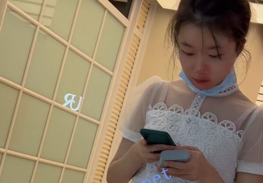 【KFC】长裙学生妹店门口玩手机·人流量很大直接两腿中间CD
