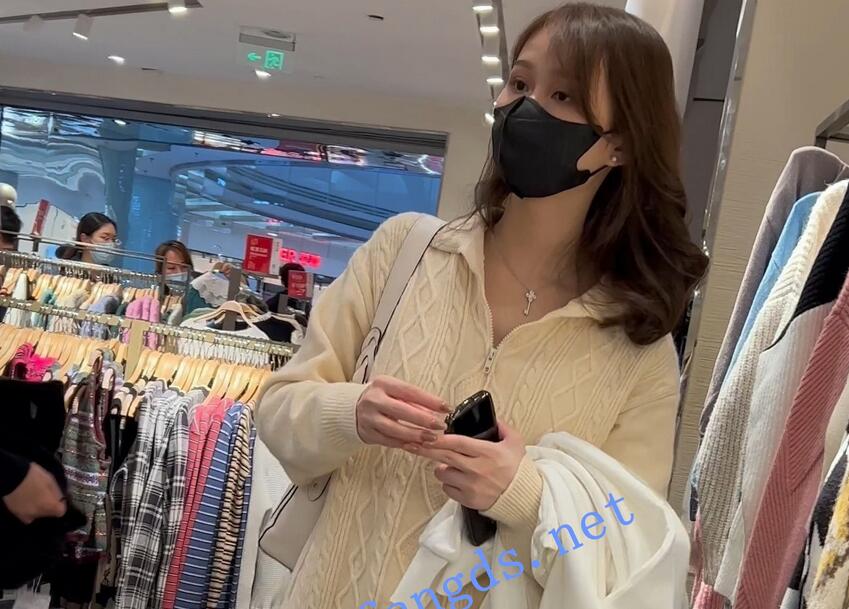 【KFC】长裙靓女挂逛街买衣服·肉色丝袜骚内·低角度跨过相机