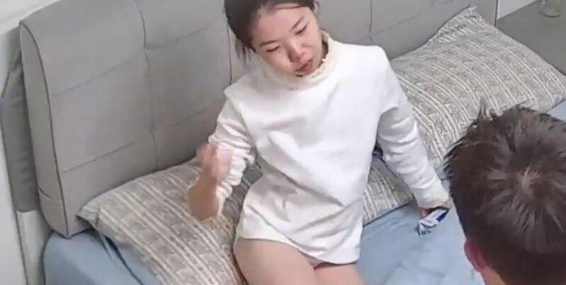 10-25新流出酒店❤️穷屌胖男买的情趣用品和黑丝是次品惹女友生气最后只能做舔狗操她嘴两次