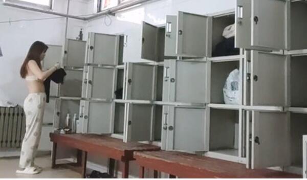 大神男扮女装潜入东北大澡堂❤️刚好有几位美女来洗澡换衣服