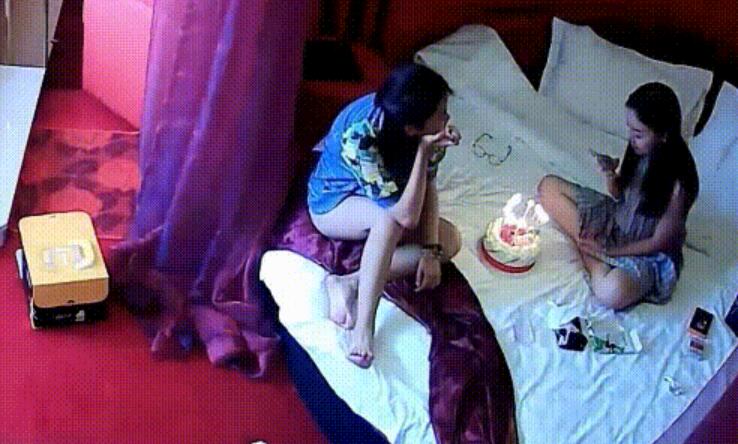 两个感情很好的女同小姐姐酒店开房过生日 然后开始进行爱抚 看的口干舌燥 真想加入进去一起插啊