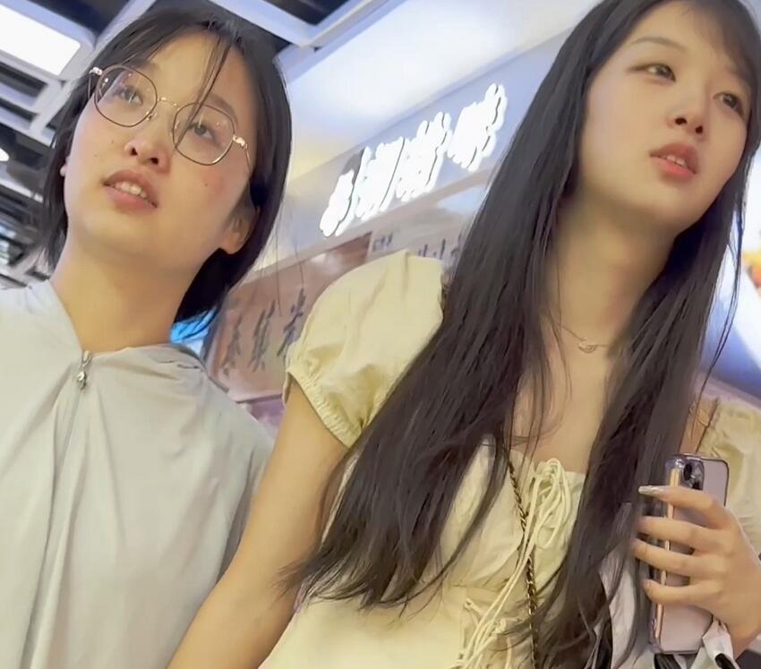 【KFC】长裙学生妹和舍友吃饭·屁股丰满白色内前后CD露点黑