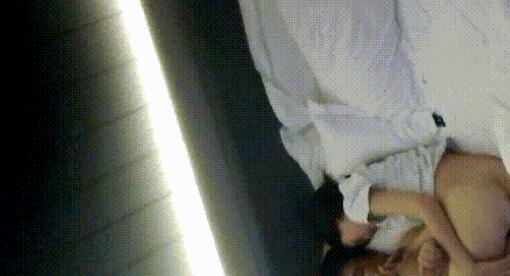 酒店偷拍 10-2 无水印版 身材娇小的美女被胖男人操了 真怕把腰给操折了 美女的毛是真多 这胖男不行呐